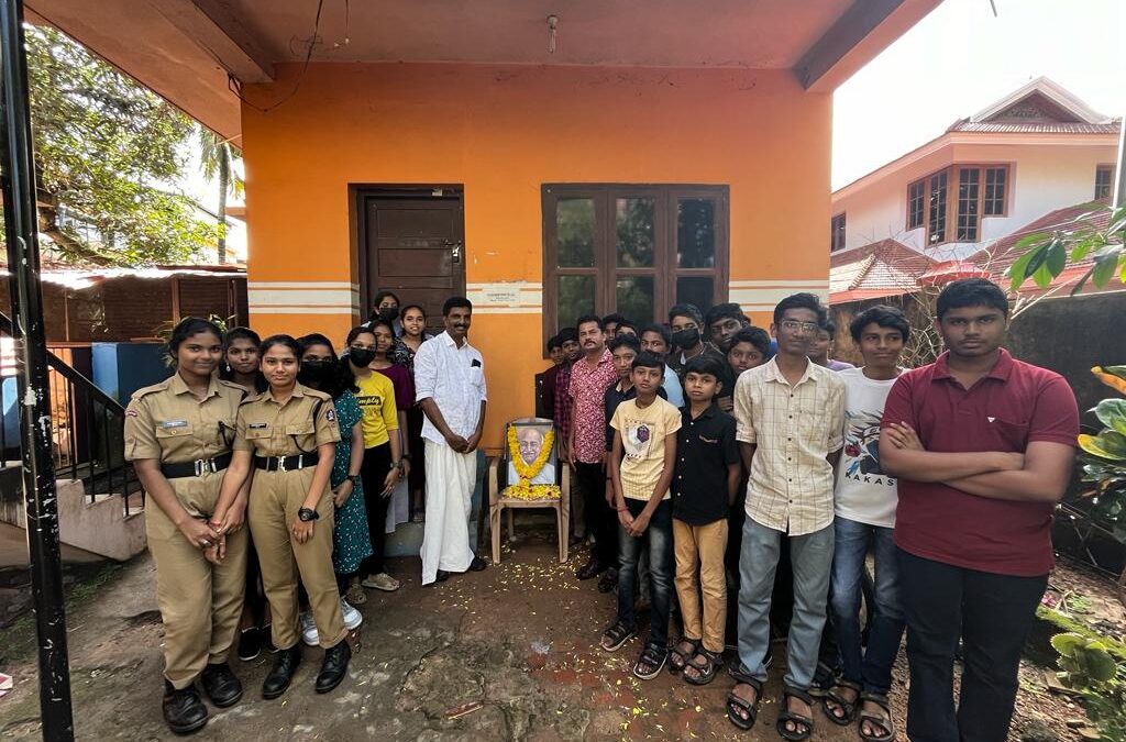 ‘ഇപ്പോഴും ഉറവ വറ്റാത്ത ഒരു നദിയാണ് ഗാന്ധിജി’; പുഷ്പാർച്ചന നടത്തി ടൂറിസം സൊസൈറ്റി