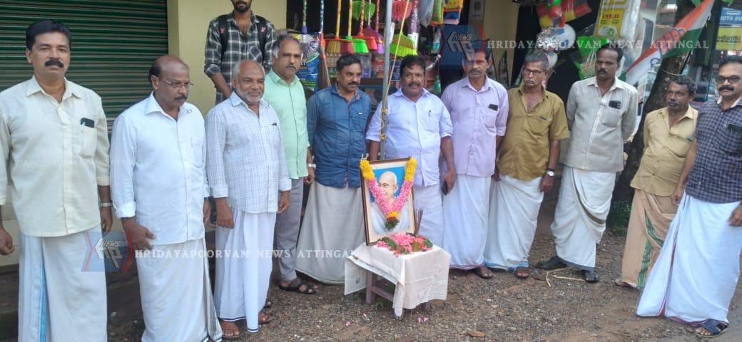 രാഷ്ട പിതാവ് മഹാത്മജിയുടെ ഛായാചിത്രത്തിൽ പുഷ്പാർച്ചന നടത്തി