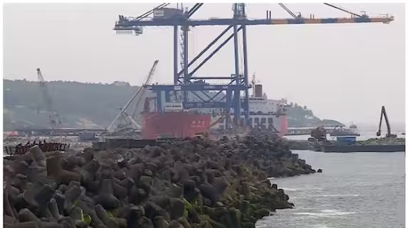 വിഴിഞ്ഞത്ത് ആദ്യ കപ്പലില്‍ നിന്നുള്ള രണ്ടാമത്തെ ക്രെയിന്‍ ഇന്ന് ഇറക്കും