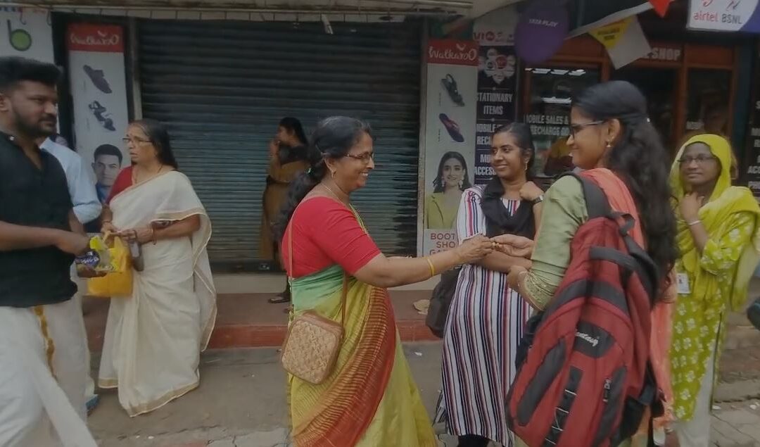 വി എസ്‌ അച്ചുതാനന്ദന്റെ നൂറാം ജന്മദിനം; മധുര വിതരണം നടത്തി  ബ്ലോക്ക് പഞ്ചായത്ത് പ്രസിഡൻറ്
