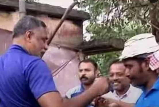 ‘ശിശുദിനത്തില്‍  ആ പിഞ്ചുകുഞ്ഞിന്റെ ആത്മാവ് സന്തോഷിക്കുന്നുണ്ടാവും’; വധശിക്ഷയില്‍ ലഡുവിതരണം നടത്തി നാട്ടുകാര്‍