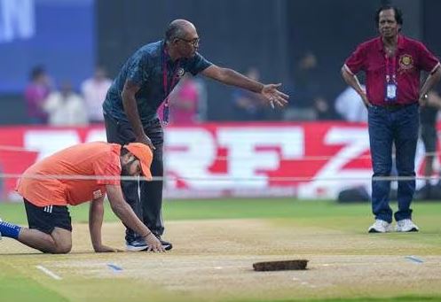 അവസാന നിമിഷം പിച്ച് മാറ്റി, ഇന്ത്യയ്ക്ക് വേണ്ടിയെന്ന് ആക്ഷേപം; ലോകകപ്പില്‍ വിവാദം