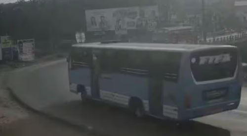 പാലക്കാട് ഓടുന്ന ബസില്‍ നിന്ന് വിദ്യാര്‍ഥിനി റോഡിലേക്ക് തെറിച്ചുവീണു