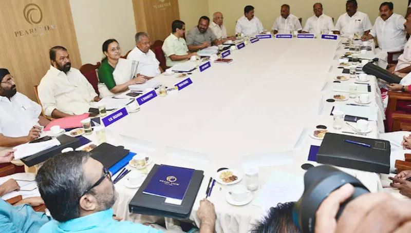 നവകേരള സദസ്സിന്റെ ഭാഗമായി ആദ്യ മന്ത്രിസഭ യോഗം തലശ്ശേരിയില്‍ ചേര്‍ന്നു