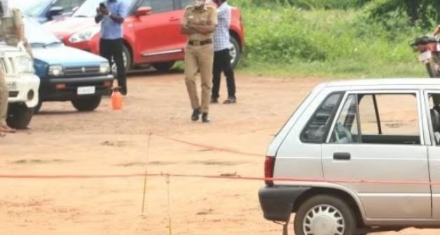 ഡ്രൈവിംഗ് ടെസ്റ്റിനിടെ വിദ്യാർത്ഥിക്ക് മൊബൈൽ ഫോണിലൂടെ നിർദ്ദേശം; സ്കൂളിന്റെ ലൈസൻസ് റദ്ദാക്കി