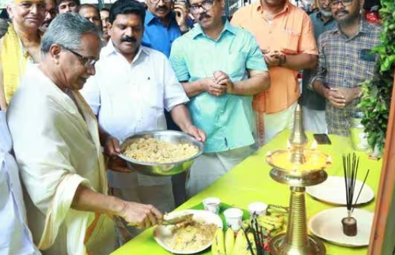 ഏകാദശി നിറവില്‍ ഗുരുവായൂരിൽ ഭക്തജന പ്രവാഹം; നാളെ രാവിലെ എട്ടുമണി വരെ ദര്‍ശനം