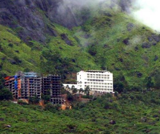 മൂന്നാർ കയ്യേറ്റമൊഴിപ്പിക്കൽ; താമസത്തിനുള്ള കെട്ടിടങ്ങളും വാണിജ്യ കെട്ടിടങ്ങളും പൊളിക്കരുതെന്ന് ഹൈക്കോടതി