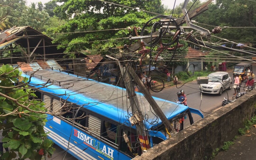 വർക്കലയിൽ സ്വകാര്യ ബസ്സ് വൈദ്യുതി പോസ്റ്റിൽ ഇടിച്ച് അപകടം