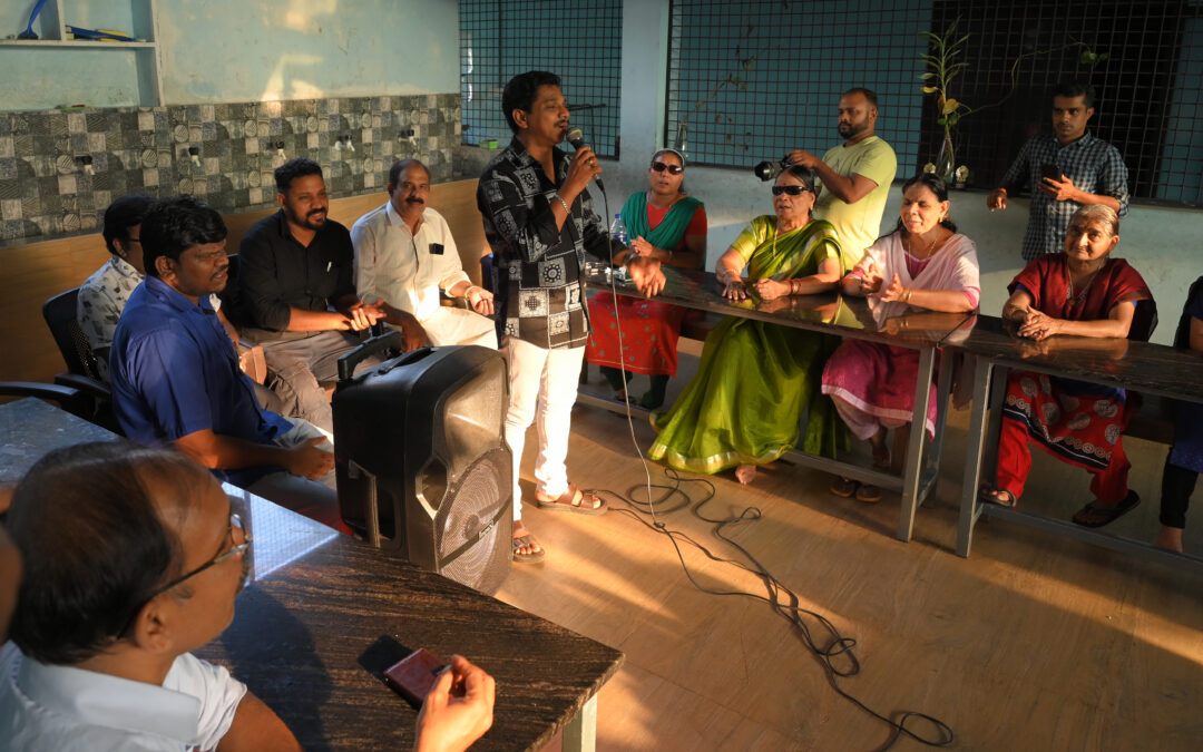അന്ധർക്കായുള്ള അഗതി മന്ദിരത്തിൽ ആടിയും പാടിയും സന്തോഷം സമ്മാനിച്ച് കട്ടപ്പാടത്തെ മാന്ത്രികൻ ടീം .