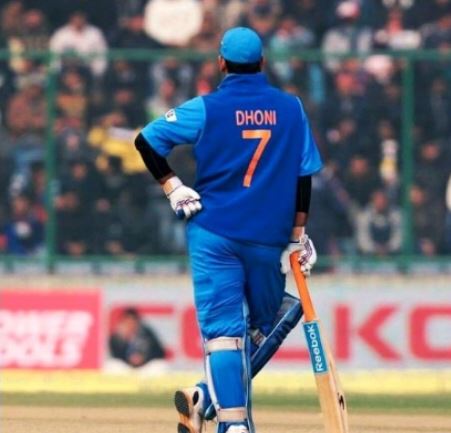 ഏഴാം നമ്പർ ജേഴ്സി ധോണിക്ക് സ്വന്തം; ഇനി ആരും ധരിക്കില്ല, ബിസിസിഐയുടെ ആദരം