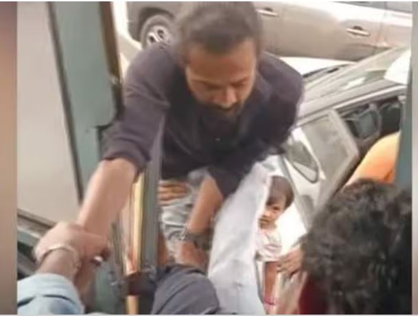 കെഎസ്ആര്‍ടിസി ബസിന് മുന്നില്‍ വട്ടം നിര്‍ത്തി; ആലുവയില്‍ ഡ്രൈവറെ മര്‍ദിച്ച് സ്‌കൂട്ടര്‍ യാത്രികന്‍