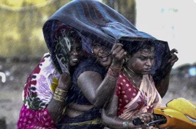 പേമാരിയില്‍ മുങ്ങി ചെന്നൈ; രണ്ട് മരണം,നിരവധി കാറുകള്‍ ഒലിച്ചുപോയി