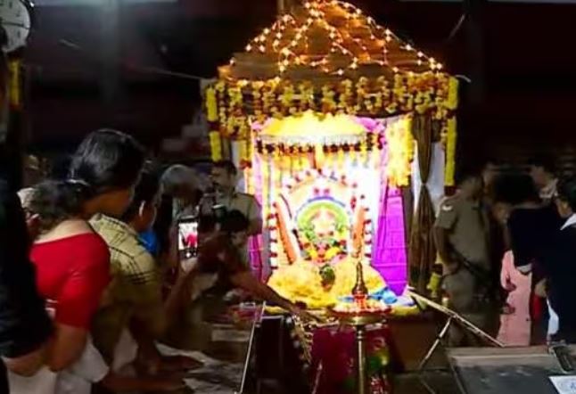 ആറന്മുള പാർത്ഥസാരഥി ക്ഷേത്രത്തിൽ നിന്നും തങ്ക അങ്കി ഘോഷയാത്ര പുറപ്പെട്ടു; മണ്ഡലകാല പൂജ 27ന്