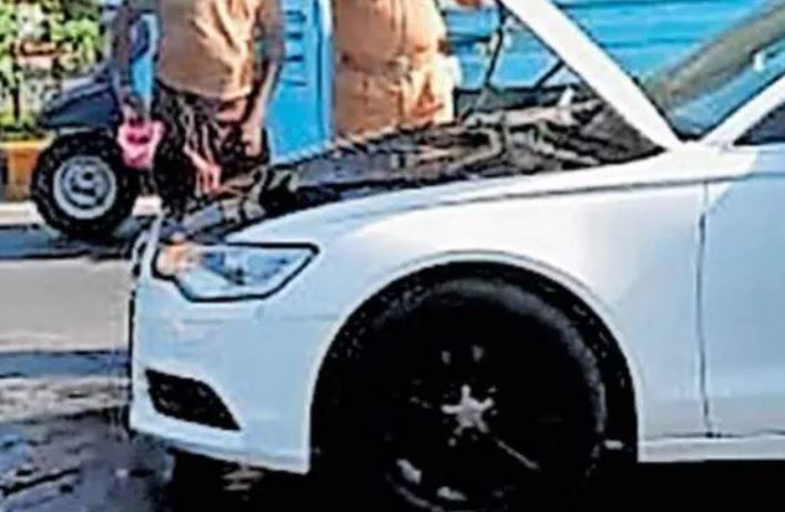 നവവധു സഞ്ചരിച്ച കാറില്‍ തീ പടര്‍ന്നു, ആദ്യം ഡോര്‍ തുറക്കാന്‍ കഴിഞ്ഞില്ല; രക്ഷകരായി ചുമട്ടു തൊഴിലാളികള്‍