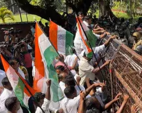 കോണ്‍ഗ്രസിന്റെ പൊലീസ് സ്റ്റേഷന്‍ മാര്‍ച്ചില്‍ സംഘര്‍ഷം;  ഉന്തും തള്ളും; കൊച്ചിയില്‍ മൂന്നു തവണ ജലപീരങ്കി പ്രയോഗിച്ചു