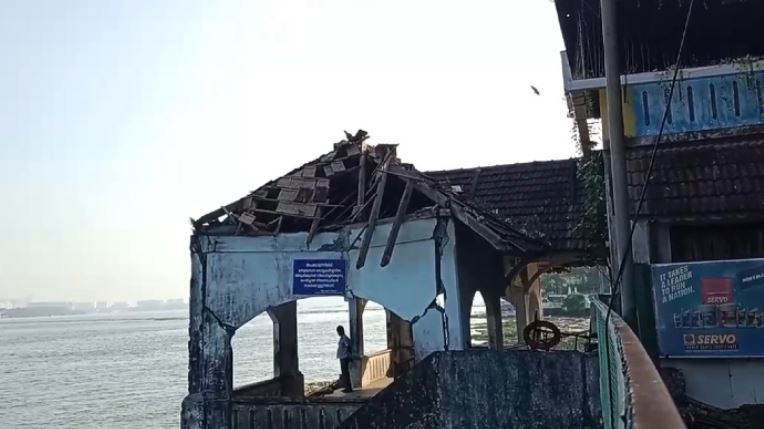 ഫോർട്ട് കൊച്ചിയിൽ മത്സ്യബന്ധന ബോട്ടിടിച്ച് യാത്രാജെട്ടി തകർന്നു