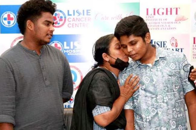 പുതുമിടിപ്പുമായി ഹരിനാരായണന്‍ മടങ്ങി; അത്യപൂര്‍വ്വ മുഹൂര്‍ത്തത്തിന് സാക്ഷിയായി സഹോദരന്‍ സൂര്യനാരായണനും