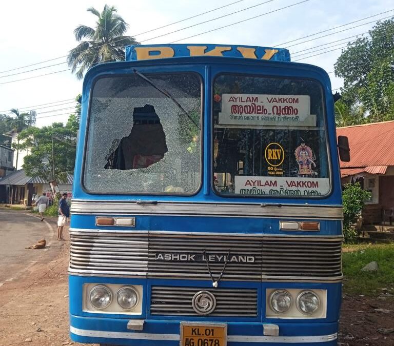 സ്വകാര്യ ബസ് സാമൂഹ്യ വിരുദ്ധർ അടിച്ചു തകർത്ത നിലയിൽ