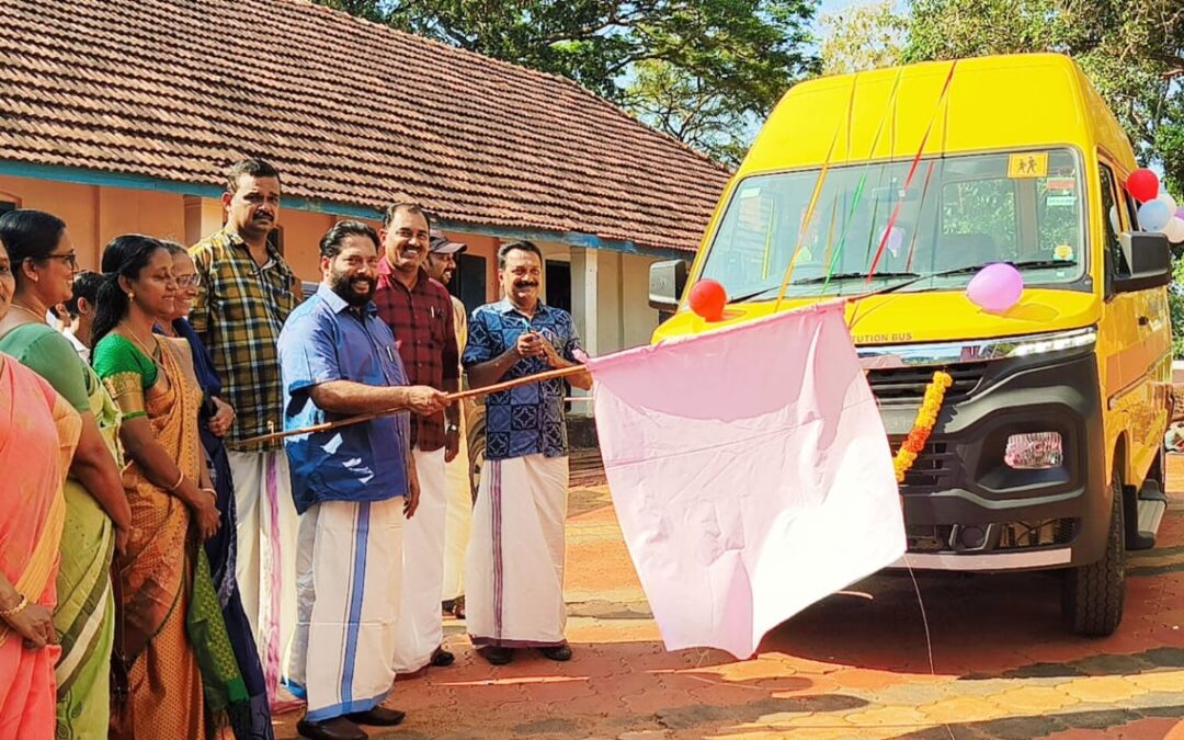സ്കൂൾ ബസ്സിന്റെ ഫ്ലാഗ് ഓഫ് കർമം ജോയി എംഎൽഎ നിർവഹിച്ചു