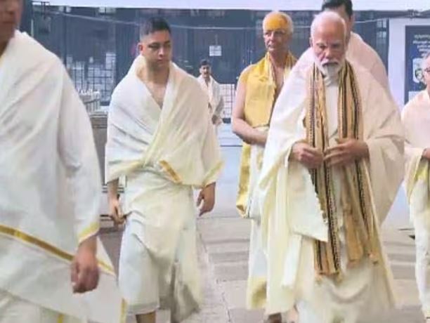 നരേന്ദ്രമോദി ഗൂരുവായൂരില്‍; താമരപ്പൂവ് കൊണ്ട് തുലാഭാരം; കനത്ത സുരക്ഷയില്‍ ക്ഷേത്രനഗരി