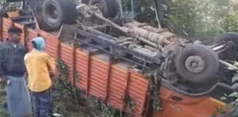 നെടുങ്കണ്ടത്ത് ലോറി തലകീഴായി മറിഞ്ഞ് അപകടം; മൂന്ന് പേർക്ക് പരിക്ക്