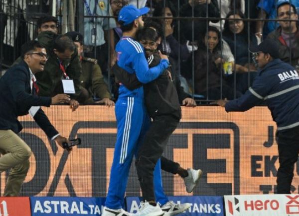 മത്സരത്തിനിടെ കോലിയെ കെട്ടിപ്പിടിച്ച യുവാവിന് സ്വീകരണം