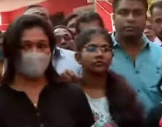 പരമാവധി ശിക്ഷ കിട്ടട്ടെ, മറ്റൊന്നും പറയാനില്ല; കോടതി വളപ്പില്‍ തൊണ്ടയിടറി അമ്മ; വിധിയില്‍ സന്തോഷമെന്ന് ഭാര്യ