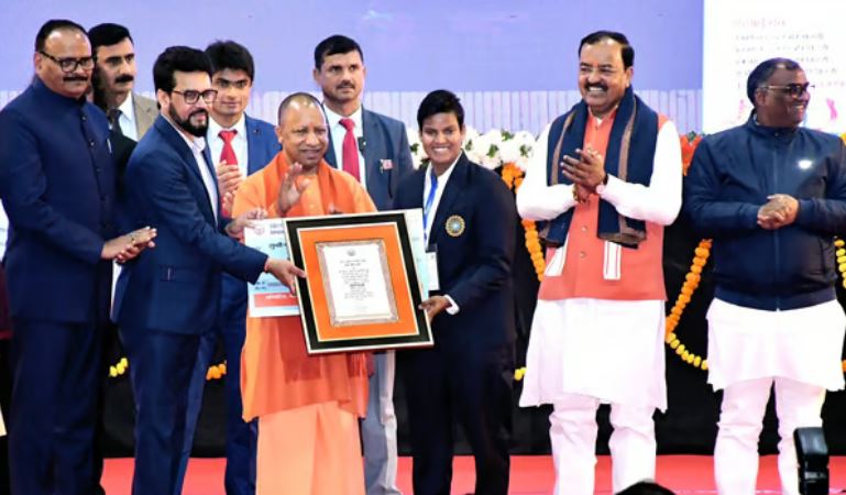 ഇന്ത്യന്‍ ഓള്‍റൗണ്ടര്‍ ഇനി ഡിവൈഎസ്പി; ദീപ്തി ശര്‍മയ്ക്ക് മൂന്ന് കോടി പാരിതോഷികം നല്‍കി യുപി സര്‍ക്കാര്‍