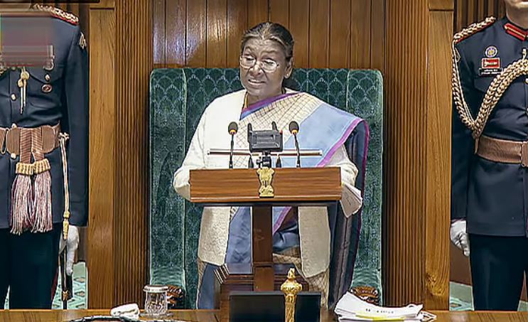 കടന്നുപോകുന്നത് ഐതിഹാസിക നേട്ടങ്ങളിലൂടെ, രാജ്യം വികസനത്തിന്റെ പാതയിലെന്ന് രാഷ്ട്രപതി