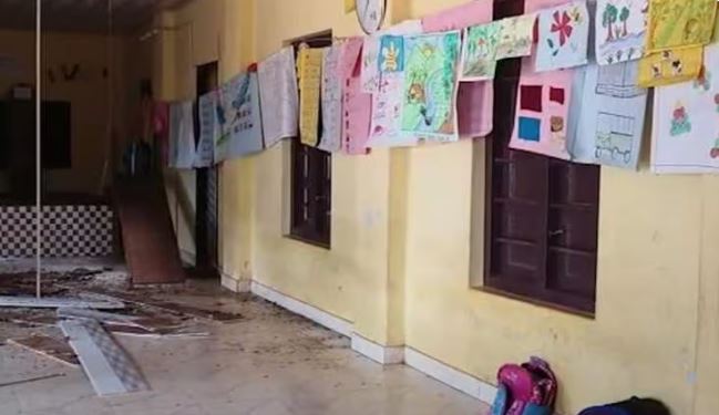തിരുവില്വാമലയില്‍ സര്‍ക്കാര്‍ സ്‌കൂളിന്റെ മേല്‍ക്കൂര തകര്‍ന്നുവീണു; തലനാരിഴയ്ക്ക് രക്ഷപ്പെട്ട് കുട്ടികള്‍