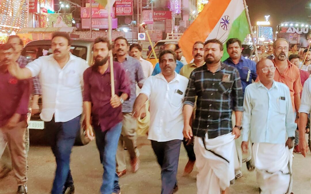 രാഹുൽ മാങ്കൂട്ടത്തിന്റെ അറസ്റ്റ്: ആറ്റിങ്ങലിൽ കോൺഗ്രസ്‌, യൂത്ത് കോൺഗ്രസ്‌ സംയുക്ത  പന്തം കൊളുത്തി പ്രകടനം