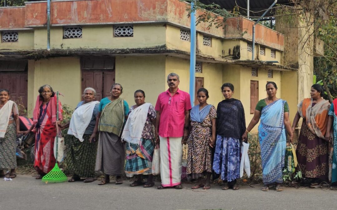 മനുഷ്യച്ചങ്ങലയുടെ വിജയത്തിനായി പ്രതീകാത്മക ചങ്ങല തീർത്തു തൊഴിലുറപ്പ് തൊഴിലാളികൾ