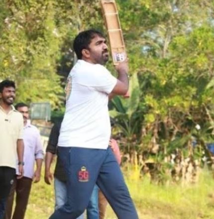 പുതുപ്പള്ളി സ്റ്റേഡിയം നശിക്കുന്നു; പ്രതിഷേധ ക്രിക്കറ്റുമായി ചാണ്ടി ഉമ്മൻ എംഎൽഎ