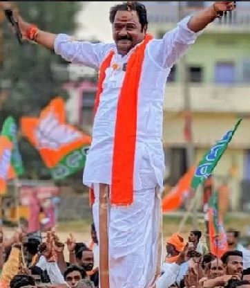 റോഡിന് വീതി കൂട്ടാന്‍ സ്വന്തം വീട് പൊളിച്ച്‌ നൽകി ബിജെപി എംഎല്‍എ
