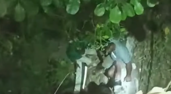 താമരശേരി ചുരത്തില്‍ കാര്‍ 30 അടി താഴ്ചയിലേക്ക് മറിഞ്ഞു; തലനാരിഴയ്ക്ക് രക്ഷപ്പെട്ടു