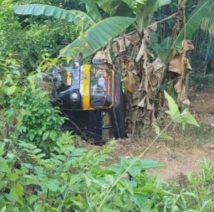 സ്കൂൾ കുട്ടികളുമായി പോയ ഓട്ടോറിക്ഷ മറിഞ്ഞ് വനിതാ ഡ്രൈവർക്ക് ദാരുണാന്ത്യം