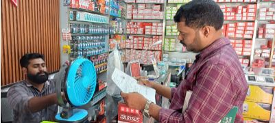 ആറ്റിങ്ങൽ നഗരസഭ നടത്തിയ പരിശോധനയിൽ നിരോധിത പ്ലാസ്റ്റിക്കും, കാലാവധി കഴിഞ്ഞ പാക്കറ്റ് ഫുഡും പിടിച്ചെടുത്തു