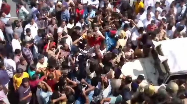 എംഎല്‍എമാരെ കൂകിവിളിച്ച് ജനം; അടങ്ങാതെ പ്രതിഷേധം; പുല്‍പ്പള്ളിയില്‍ ഇന്നും നാളെയും നിരോധനാജ്ഞ