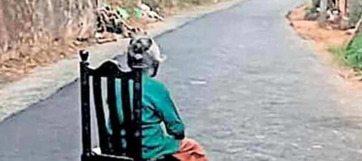 പെന്‍ഷന്‍ കിട്ടാത്തതില്‍ റോഡില്‍ കസേരയിട്ട് പ്രതിഷേധം; പൊന്നമ്മയ്ക്ക് ഒരു മാസത്തെ പെന്‍ഷനും ഭക്ഷ്യക്കിറ്റും നല്‍കി