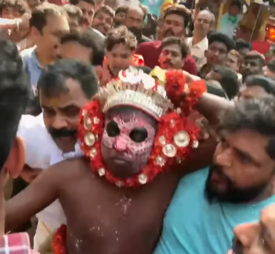 കൈതചാമുണ്ഡിയെ കണ്ട് പേടിച്ചോടിയ കുട്ടിക്ക് വീണ് പരിക്ക്; പ്രകോപിതരായി നാട്ടുകാർ