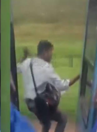 കോട്ടയത്ത് ഓടുന്ന ട്രെയിനിൽ നിന്നും യുവാവ് പുറത്തേക്ക് ചാടി
