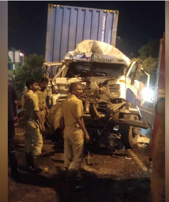 കണ്ടെയ്നറിന്റെ പിന്നിലേക്ക് ഇടിച്ചു കയറി; ക്യാബിനുള്ളിൽ ഞെരിഞ്ഞമർന്ന് ഡ്രൈവർക്ക് ​ഗുരുതര പരിക്ക്