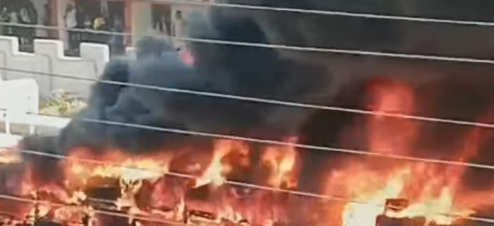 കായംകുളത്ത് ഓടിക്കൊണ്ടിരുന്ന കെഎസ്ആര്‍ടിസി ബസിന് തീപിടിച്ചു; യാത്രക്കാര്‍ സുരക്ഷിതര്‍