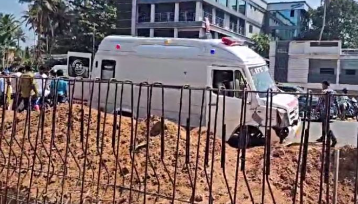 നിയന്ത്രണം നഷ്ടമായ ആംബുലൻസ് ഇടിച്ച് സ്കൂട്ടർ യാത്രികന് ഗുരുതര പരിക്ക്