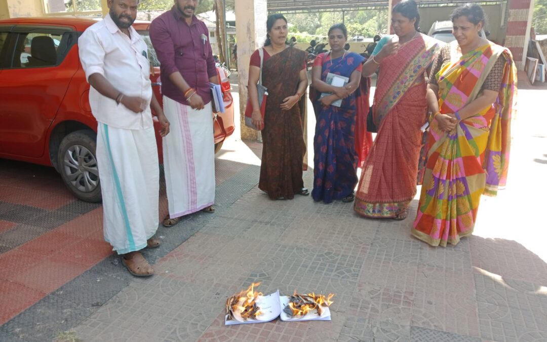ബജറ്റ് കത്തിച്ച് പ്രതിഷേധിച്ചു