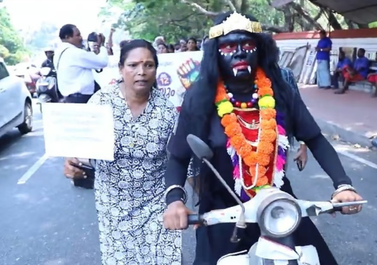 പൂതനയുടെ വേഷം കെട്ടി ഡ്രൈവിങ് സ്‌കൂള്‍ ഉടമ; കരിനിയമങ്ങള്‍ക്കെതിരെ പ്രതിഷേധം