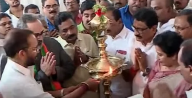 കോണ്‍ഗ്രസ് നേതാവ് തമ്പാനൂര്‍ സതീഷും പത്മിനി തോമസും ബിജെപിയില്‍