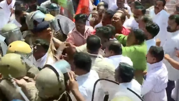 ഇടിമുറിയുണ്ടെങ്കില്‍ കാണട്ടേ, പൂക്കോട് സര്‍വകലാശാലയില്‍ പ്രതിപക്ഷ സംഘടനകളുടെ പ്രതിഷേധം