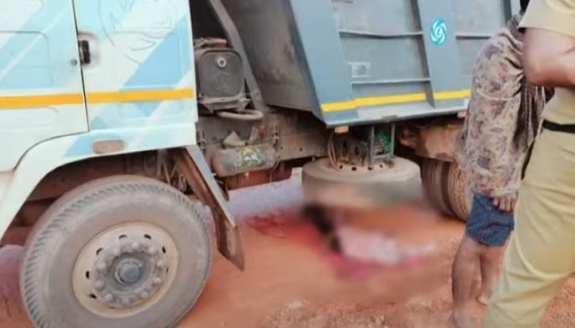 കോഴിക്കോട് ഉറങ്ങിക്കിടക്കുന്നതിനിടെ ടിപ്പര്‍ ലോറി കയറി ഇറങ്ങി തൊഴിലാളി മരിച്ചു