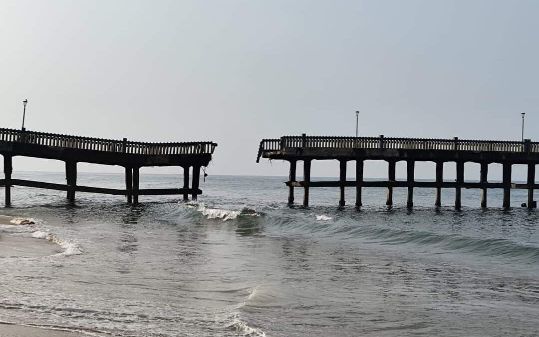 നൂറ്റാണ്ടുകൾ പഴക്കമുള്ള തിരുവനന്തപുരം വലിയതുറ കടൽപ്പാലം തകർന്നു
